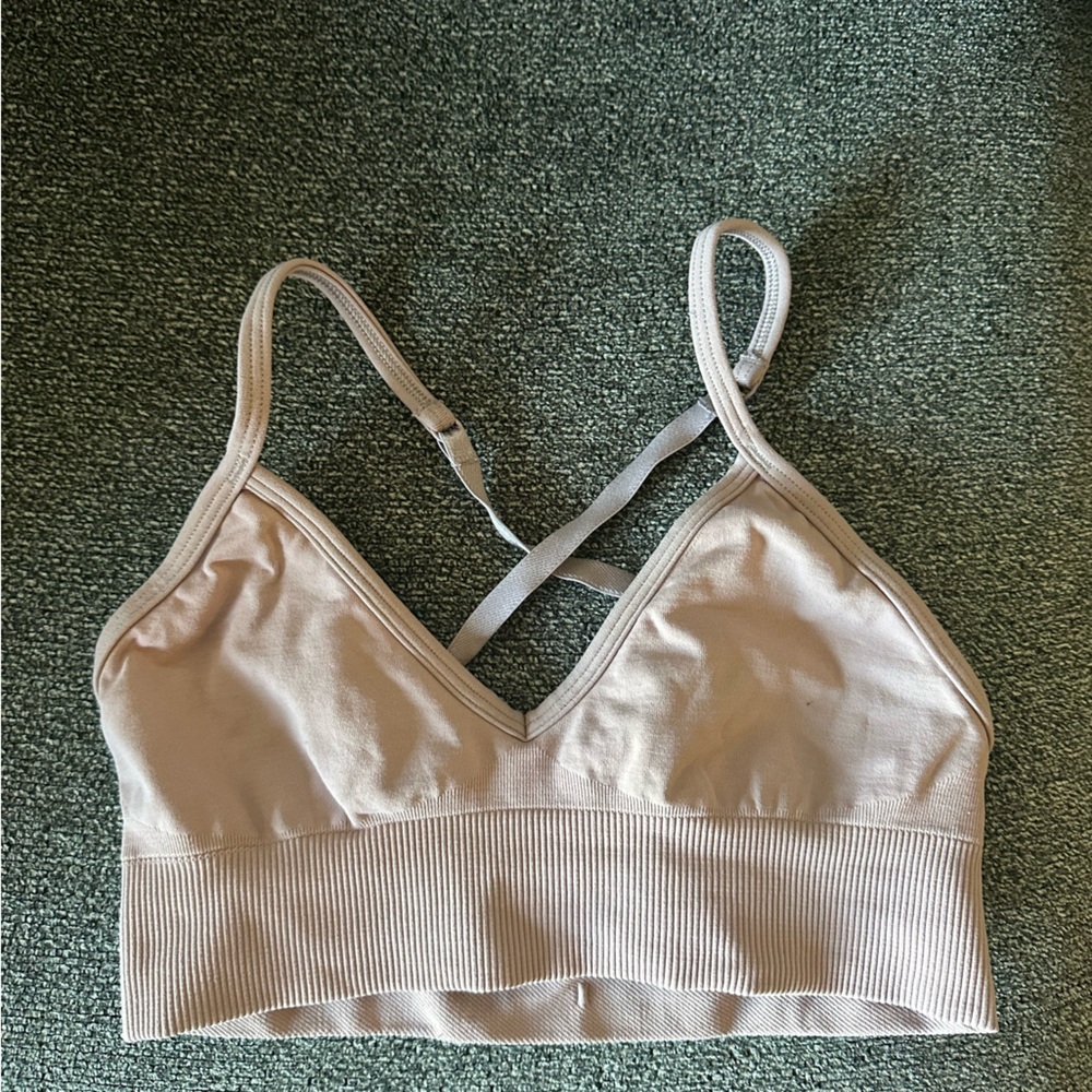 Women’s size 4. Lululemon sports bra.